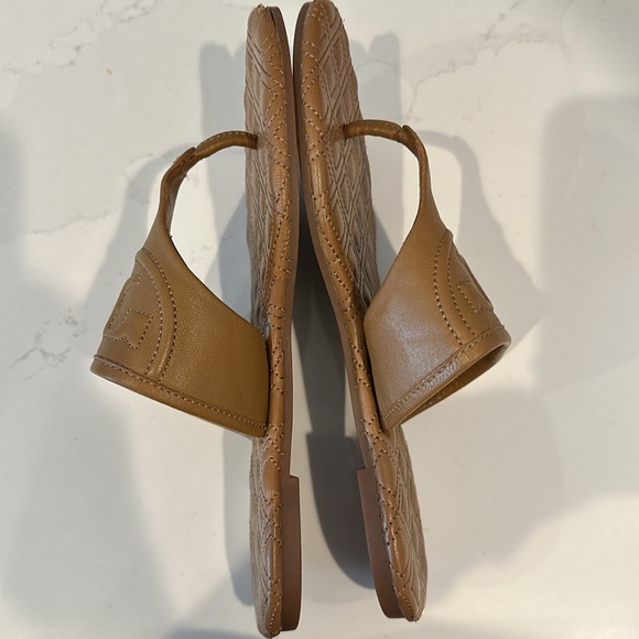 Tory Burch Fleming Quilted Flat Thong Sandal in Tan Size 7 - Picture 5 of 7
